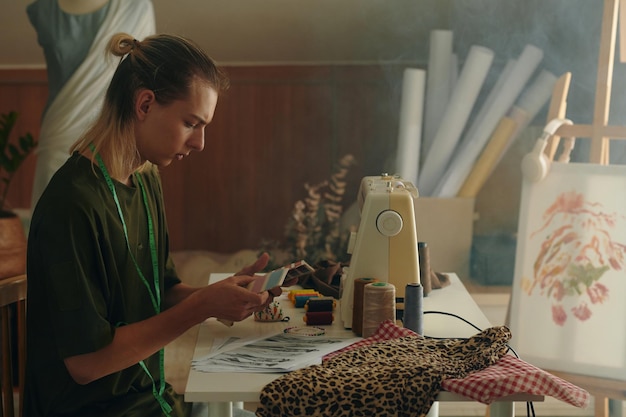 haft na tkaninie w pracowni